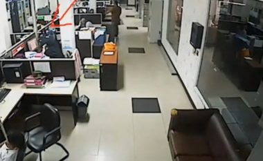 Punonjësja indoneziane e pëson keq, telefoni që po mbushej në rrymë i shpërthen para syve (Video, +18)