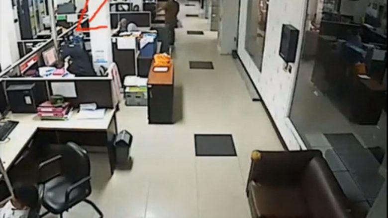 Punonjësja indoneziane e pëson keq, telefoni që po mbushej në rrymë i shpërthen para syve (Video, +18)