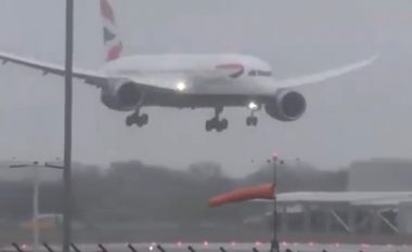 Erërat e forta që fryjnë me shpejtësi prej 115 kilometra në orë, bëjnë që aeroplani të mos mund të aterrojë në aeroportin e Londrës (Video)