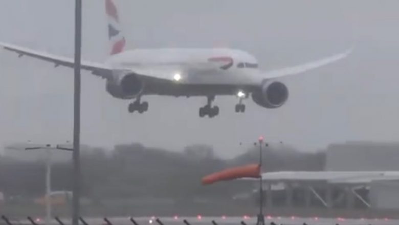 Erërat e forta që fryjnë me shpejtësi prej 115 kilometra në orë, bëjnë që aeroplani të mos mund të aterrojë në aeroportin e Londrës (Video)