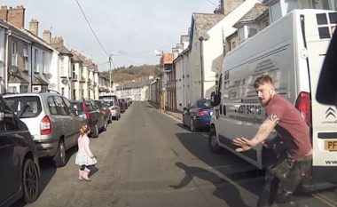 Vajza po kalonte rrugën, shoferin e zë në befasi – por ai dhe burri tjetër tregohen shumë të shpejtë (Video)