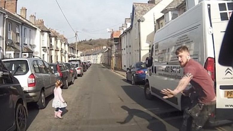 Vajza po kalonte rrugën, shoferin e zë në befasi – por ai dhe burri tjetër tregohen shumë të shpejtë (Video)