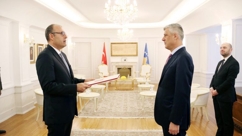 Thaçi pranon letrat kredenciale nga ambasadori i ri i Turqisë