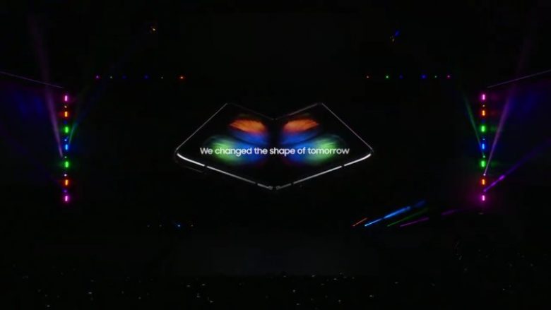 Samsung prezanton Galaxy Fold, telefonin e tyre të parë të palosshëm (FOTO)