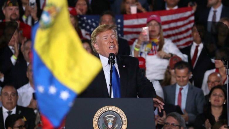 Trump paralajmëron ushtrinë e Venezuelës: Jeta juaj është në rrezik nëse mbështesni Maduron
