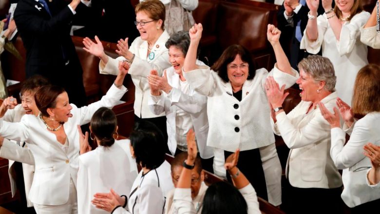 Momenti kur Donald Trump duartrokitet nga gratë në Kongresin Amerikan (Video)