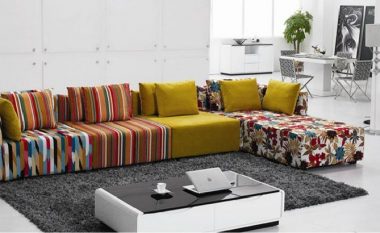 Fusni ngjyrat në enterier: Dhjetë divane me disa ngjyra për dhomë ndeje