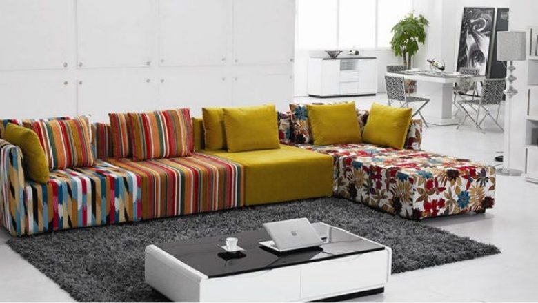 Fusni ngjyrat në enterier: Dhjetë divane me disa ngjyra për dhomë ndeje