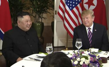 Kim dhe Trump darkojnë në një tavolinë, presidenti amerikan lut fotografët t'ju bëjnë fotografi të bukura (Foto/Video)