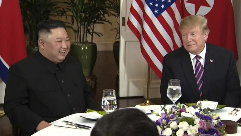 Kim dhe Trump darkojnë në një tavolinë, presidenti amerikan lut fotografët t’ju bëjnë fotografi të bukura (Foto/Video)