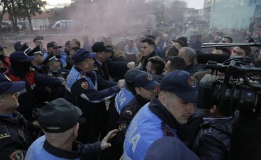 Përplasje protestues-polici, tentohet të hyhet brenda Kuvendit të Shqipërisë – hidhet gaz lotsjellës (Video)