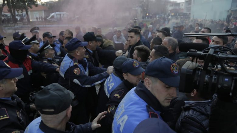 Përplasje protestues-polici, tentohet të hyhet brenda Kuvendit të Shqipërisë – hidhet gaz lotsjellës (Video)