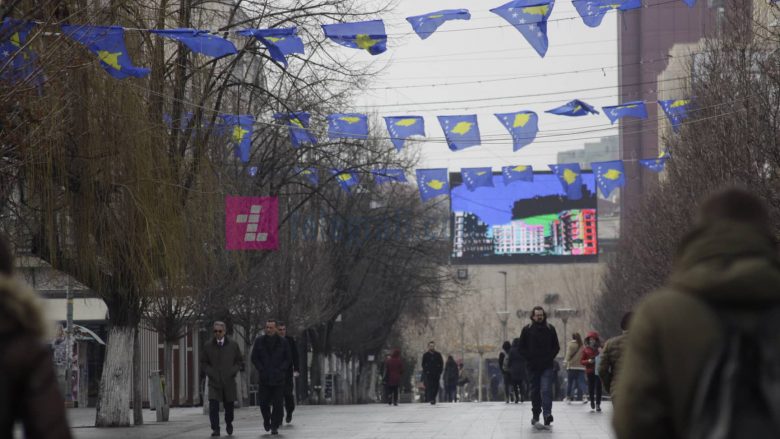 Prishtina ‘vishet’ verdhë e kaltër, dekorohen sheshet (Foto)