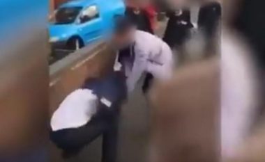 Nxënësja angleze rrahet brutalisht në mes të rrugës, bashkëmoshatarët e filmojnë dhe nuk ndërmarrin asgjë (Video, +18)