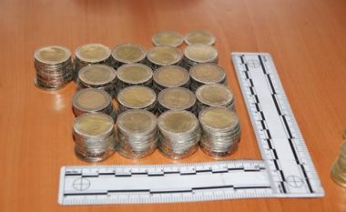Kapen monedha metalike false në Prishtinë, arrestohet një person