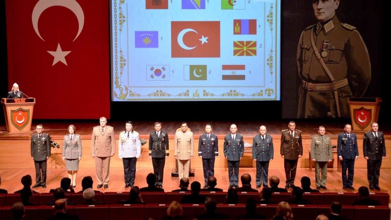 Kolonel Sefer Isufi diplomon në Institutin Shumëkombësh të Udhëheqjes Strategjike në Stamboll