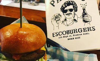 Menyja Pablo Escobar, shërbejnë hamburgerë më kokainë të rrejshme dhe bankënota 100 dollarëshe fallso (Foto)