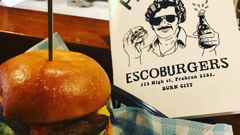Menyja Pablo Escobar, shërbejnë hamburgerë më kokainë të rrejshme dhe bankënota 100 dollarëshe fallso (Foto)