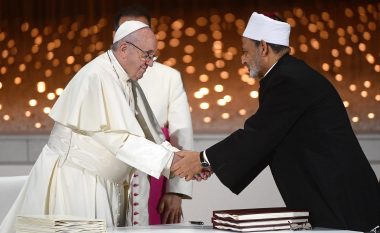 Papa dhe imami i madh nënshkruajnë “premtimin historik të vëllazërisë” në Emiratet e Bashkuara Arabe (Video)