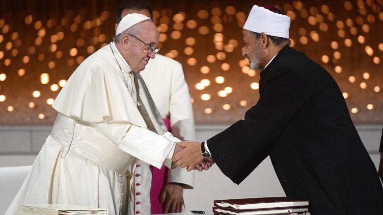 Papa dhe imami i madh nënshkruajnë “premtimin historik të vëllazërisë” në Emiratet e Bashkuara Arabe (Video)