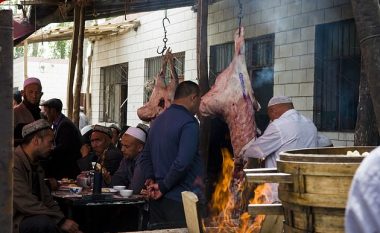 Komuniteti mysliman në Kinë detyrohet dhunshëm të konsumojë mish derri dhe alkool, gjatë festës së Vitit të Ri kinez (Foto/Video)