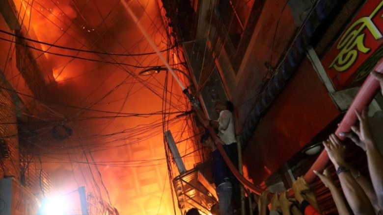 Mbi 70 të vdekur nga zjarri në një lagje banimi në Bangladesh