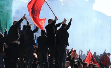 Deputetët e opozitës në Shqipëri publikisht i dorëzojnë  mandatet