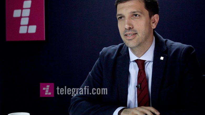 Dardan Sejdiu ia përkujton Avdullah Hotit: Me Kadri Veselin ka pasur bashkëqeverisje LDK-ja, e jo PSD
