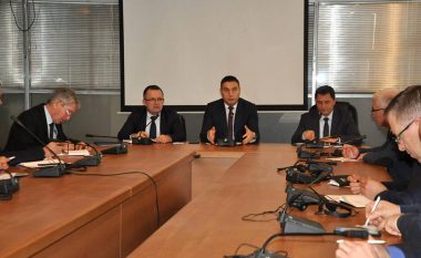Ministri Bytyqi dhe drejtorët komunal të arsimit diskutojnë për zëvendësimin e orëve të humbura