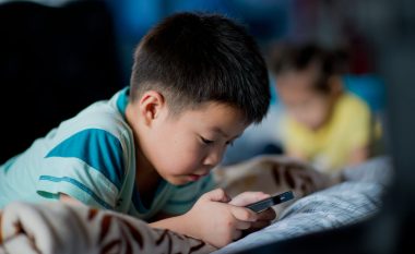 Si mund ta ndihmoni fëmijën ta balancojë kohën para ekranit me gjumë të shëndetshëm
