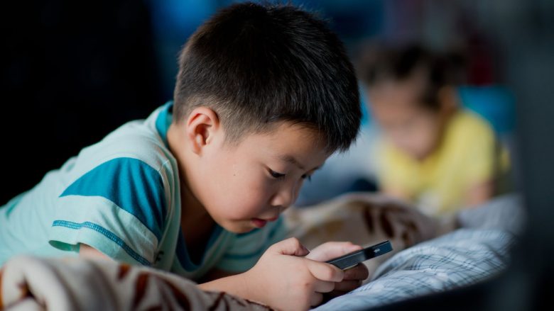 Si mund ta ndihmoni fëmijën ta balancojë kohën para ekranit me gjumë të shëndetshëm