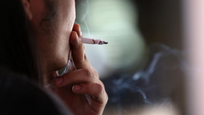 Tymosja e mbi 20 cigareve në ditë rrezikon shikimin
