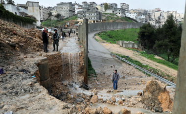 Reshjet e dendura shembin murin që ndan palestinezët me izraelitët (Video)