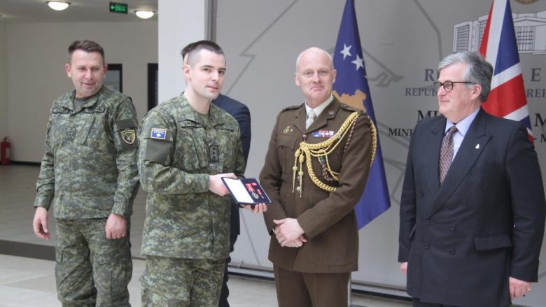 Medalje për oficerët e FSK-së që kryen Akademinë Ushtarake Sandhurst në Britani