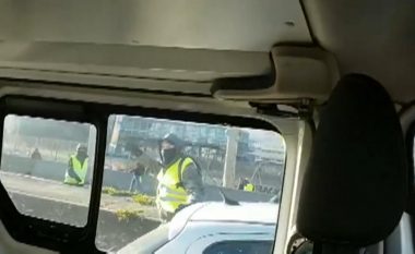 Protestat në Francë, “jelekverdhët” sulmojnë furgonin e policisë (Video)