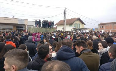 “Pro mësimit, jo përdhunimit”, Lladrovci i bashkohet protestës në Drenas (Foto/Video)