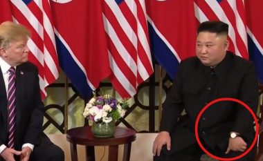 Pse Kim po e mbante njërën dorë në një pozitë të tillë, gjatë takimit me Trump? (Foto/Video)