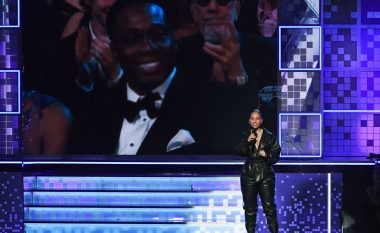 Alicia Keys i befason fansat, pas Grammyt publikon këngën e re