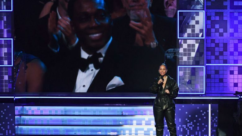 Alicia Keys i befason fansat, pas Grammyt publikon këngën e re