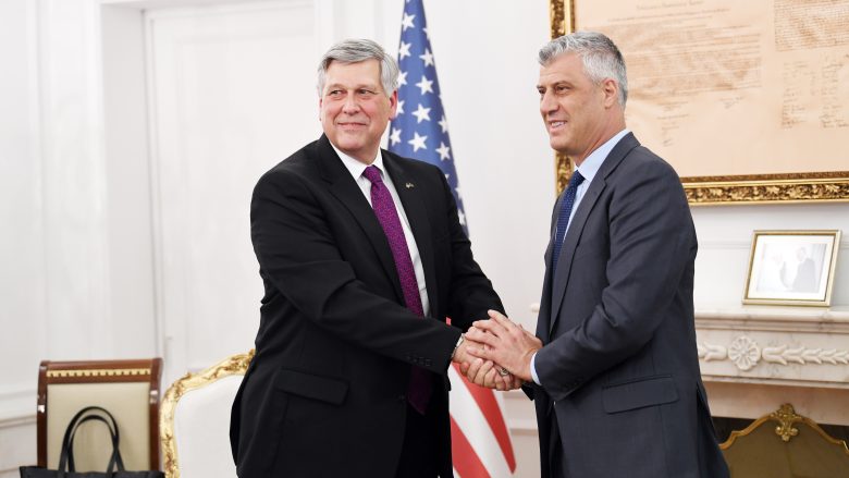 Thaçi takoi ambasadorin amerikan, flasin për taksën dhe dialogun Kosovë-Serbi