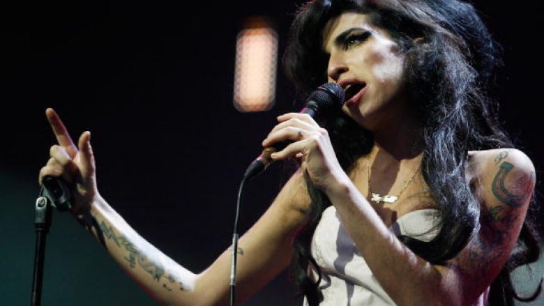 Anulohet turneu i hologramit me Amy Winehousen