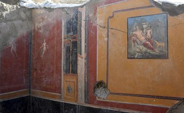 Arkeologët zbuluan afreskun e rrallë të Narcisit, në murin e një shtëpie në Pompei (Foto)