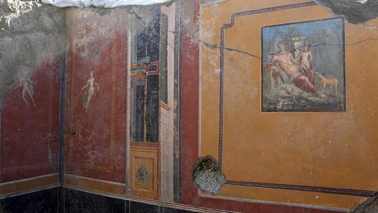 Arkeologët zbuluan afreskun e rrallë të Narcisit, në murin e një shtëpie në Pompei (Foto)