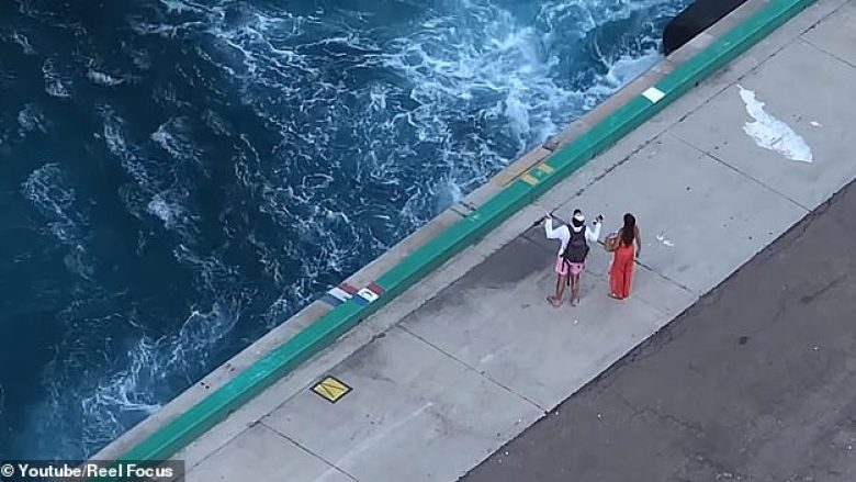 Arritën me vonesë në port, shikonin të dëshpëruar kur anija po largohej pa ta (Video)