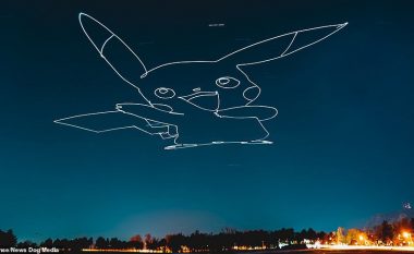 Artisti ndriçon qiellin gjatë natës, duke ilustruar figura të ndryshme me dron (Video)