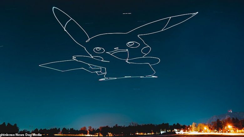 Artisti ndriçon qiellin gjatë natës, duke ilustruar figura të ndryshme me dron (Video)