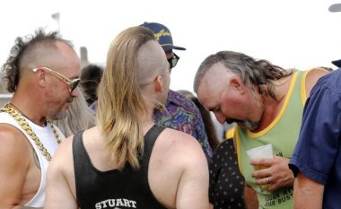 Australianët në festivalin që mbledhë ata të cilët i prenë flokët anash dhe i lënë bishtalecat e gjatë (Foto)