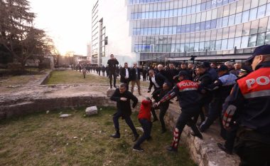 Opozita rrethon Parlamentin, protestuesit sulmojnë  ministrin Blendi Klosin