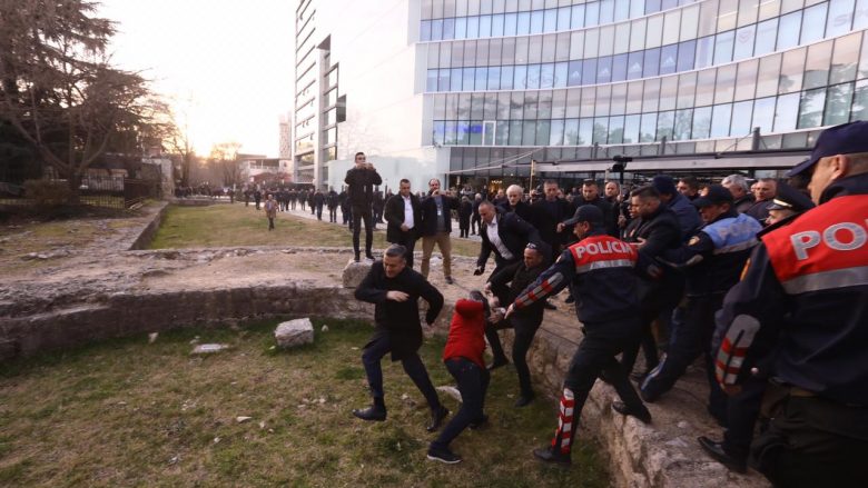 Opozita rrethon Parlamentin, protestuesit sulmojnë  ministrin Blendi Klosin