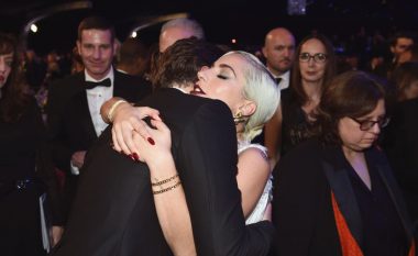 Lady Gaga nxit spekulime se tatuazhin e ri ia ka kushtuar Bradley Cooperit
